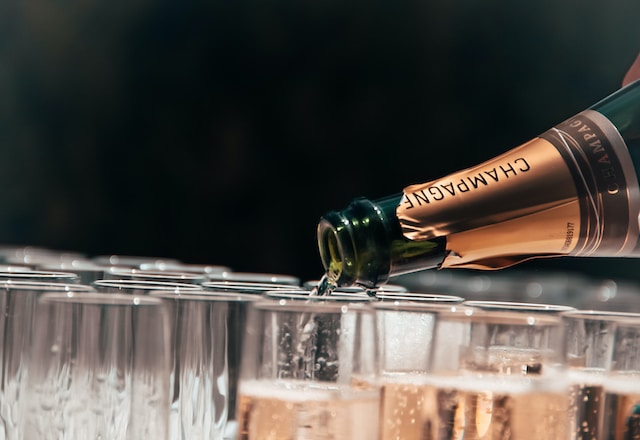 Champagne adalah salah satu jenis sparkling wine