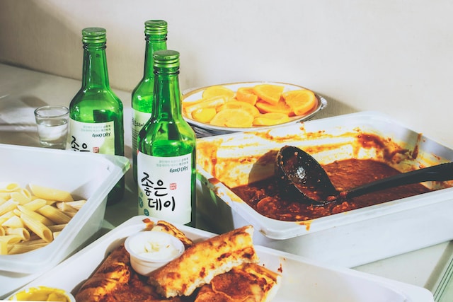 Soju adalah minuman beralkohol khas Korea